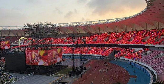 苏新皓 红海视角站在舞台望向全场红海视角太戳心，万千红色灯牌汇成滚烫浪潮，红绸牵