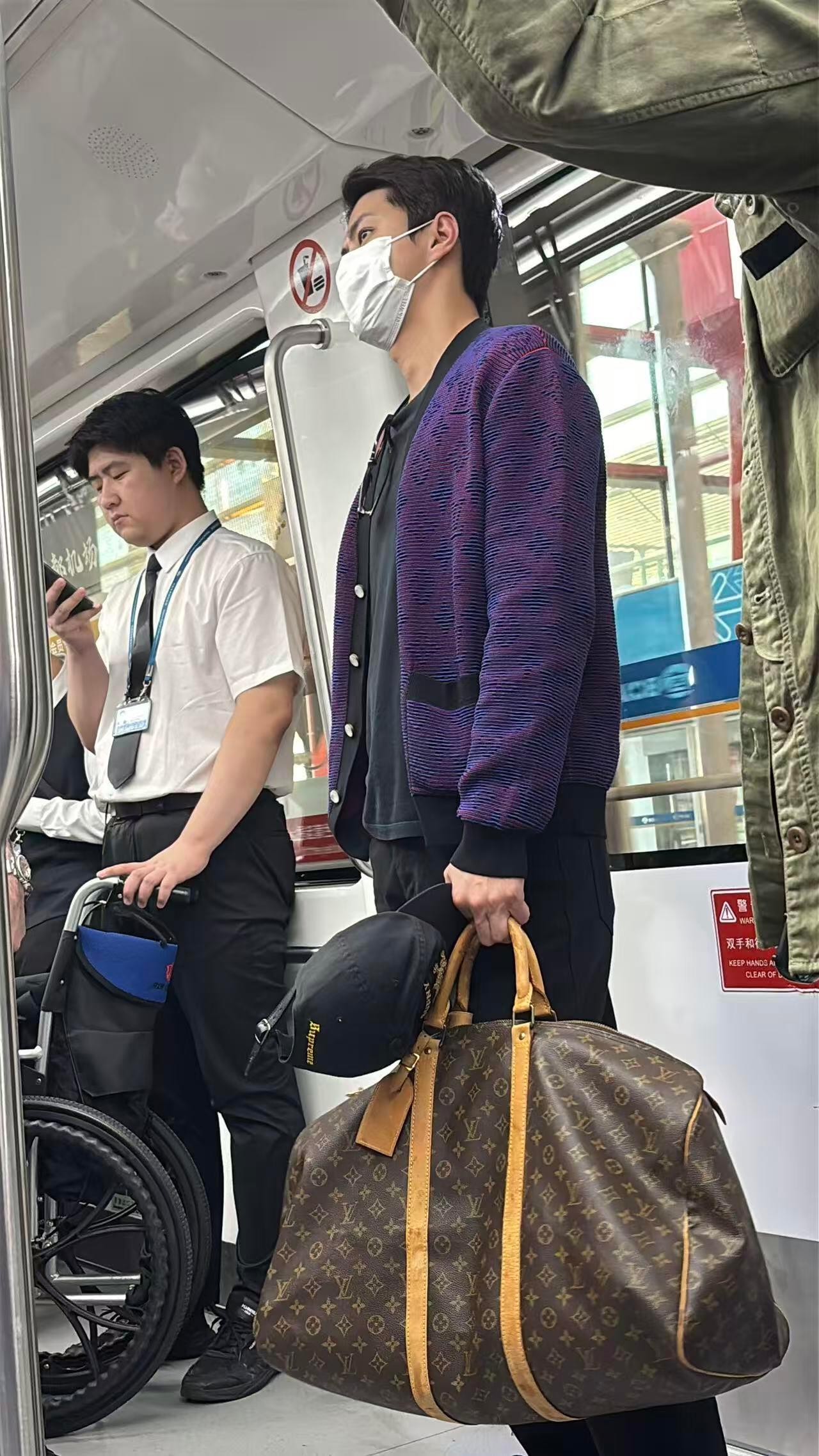 吴世勋被网友偶遇他是来进货的吗，lv的包里装的全是浪味仙老干妈王老吉 ​​​