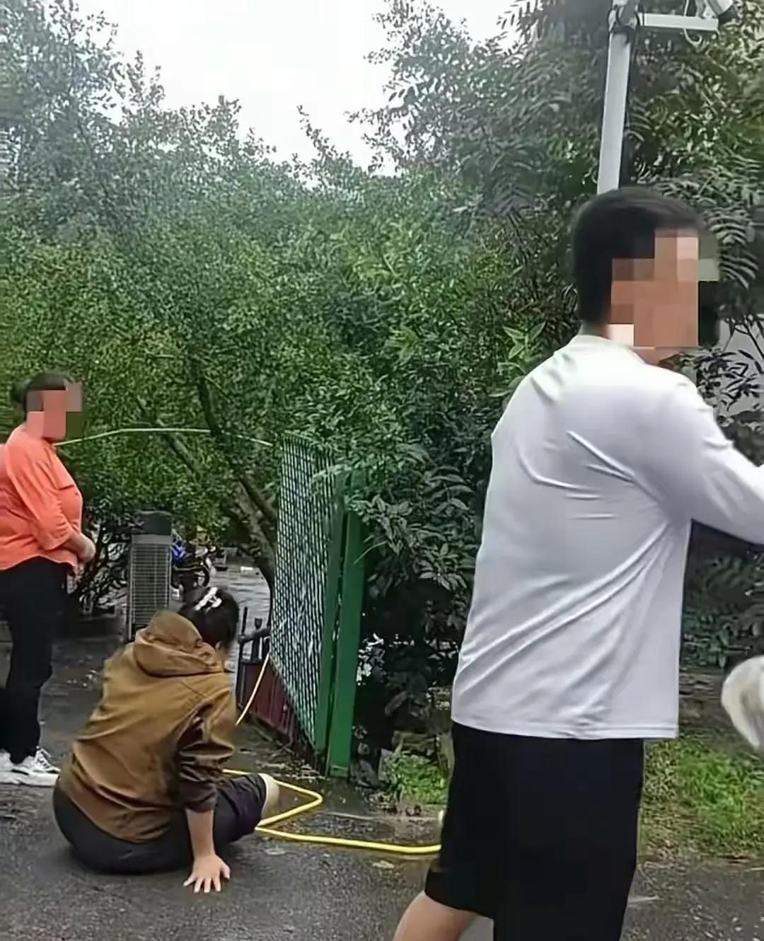 “白嫖上瘾了？”10月5日报道，江苏连云港，一女子和家人在景区游玩时，捡起地上带