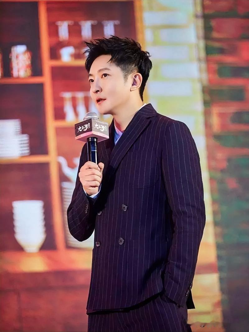 郭京飞一句“做英雄要先做好自己的英雄”，道尽人生真谛。在生活里，我们总憧憬成为拯