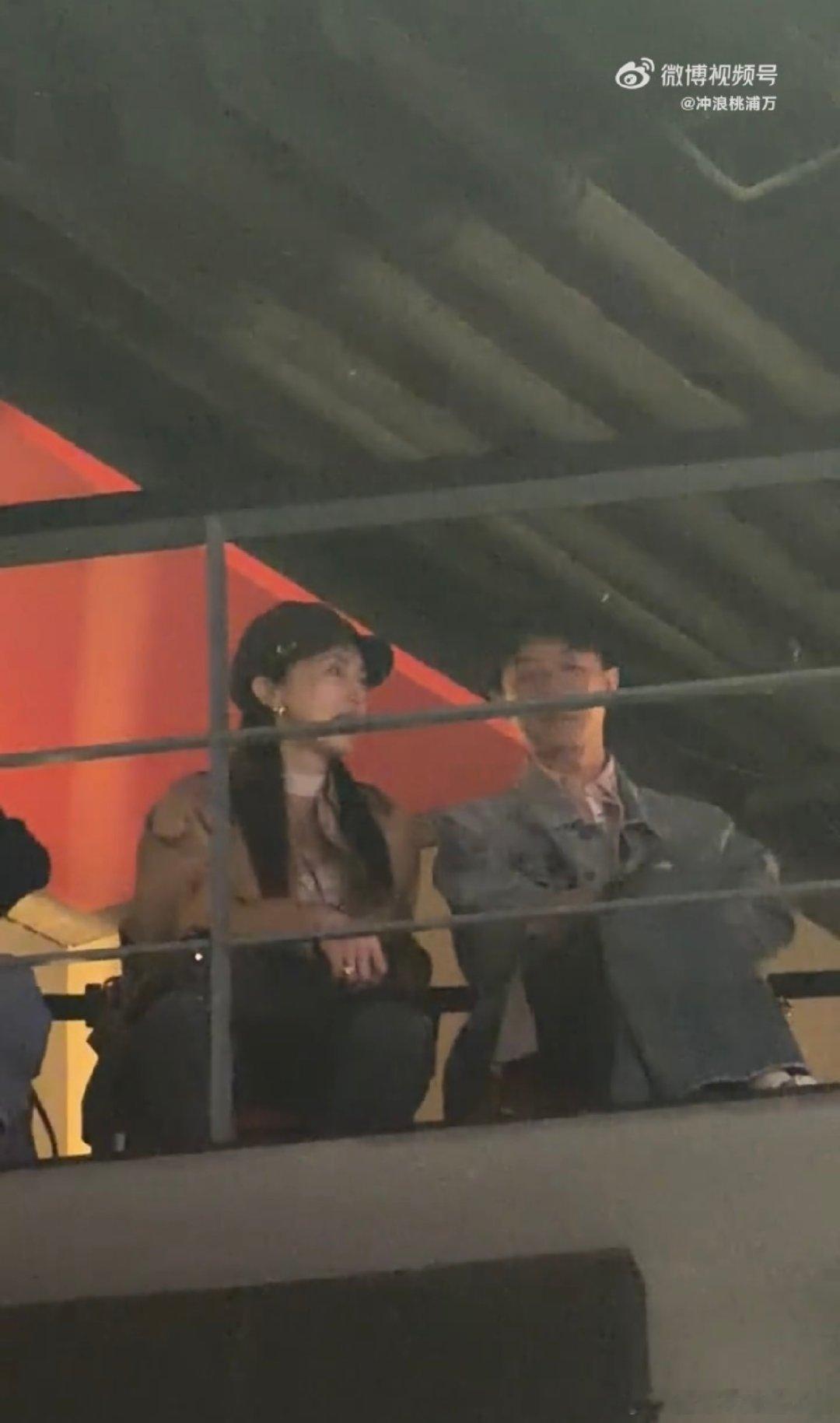 董璇张维伊一起看李嘉格巡演董璇张维伊去看了李嘉格巡演谁能拒绝和好朋友一起去看一场