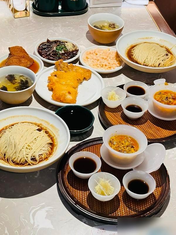 上海本地人去本地酒店赴宴有个不成文的小规矩，等宴席吃到快收尾的阶段，有一道菜端上