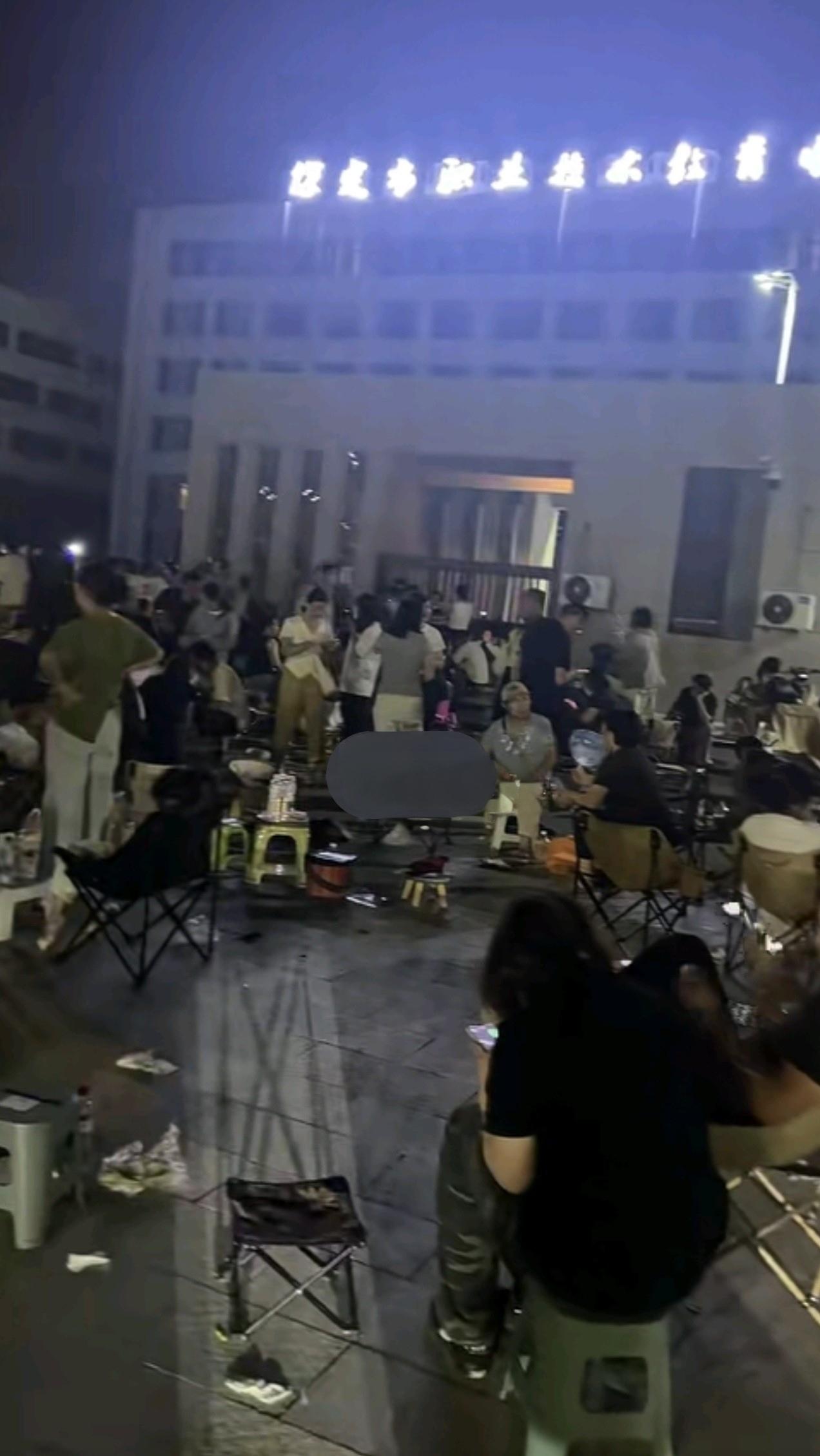 中考过后，谁能想到职业技术学校火了。河南河北大批家长连夜排队，就为给孩子报上职校