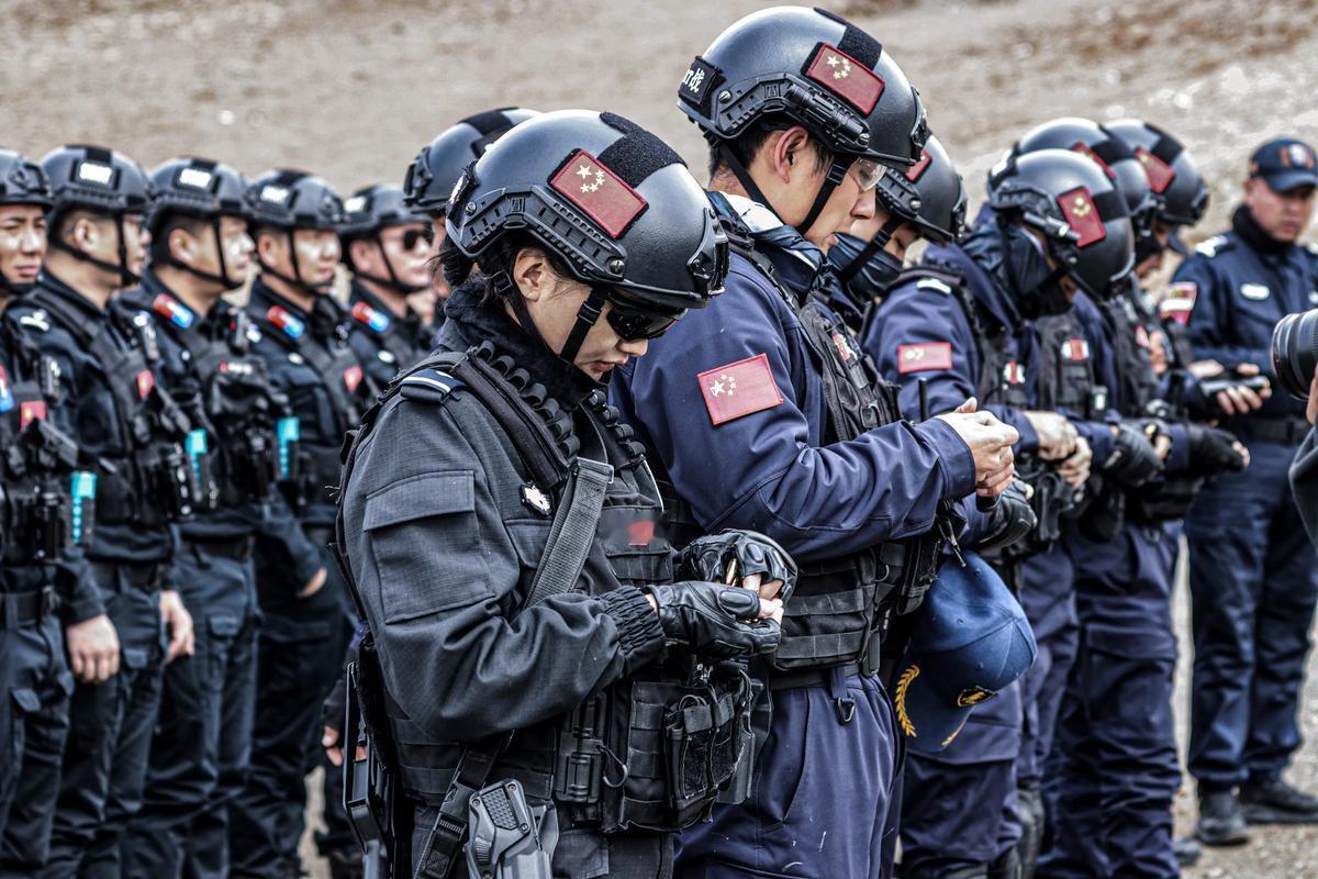中国现代10万特警（只用警用装备）能打过淞沪会战30万日军吗？这个问题背后，其实