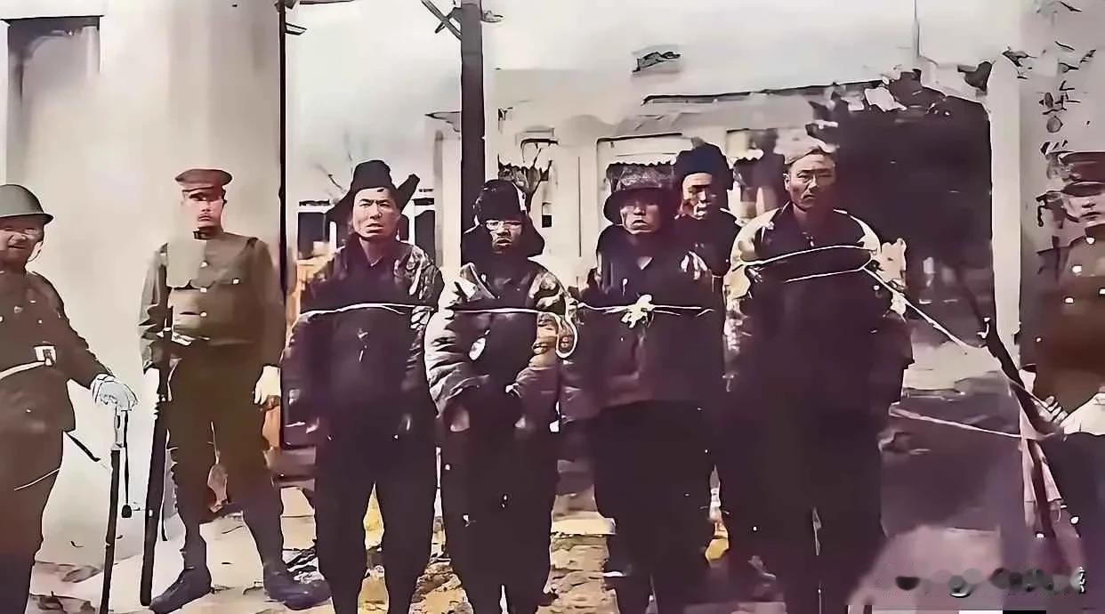 这几个抗日英雄被日本鬼子抓住了，用绳子绑住并串联在一起，这种绑法想逃跑是不可能的