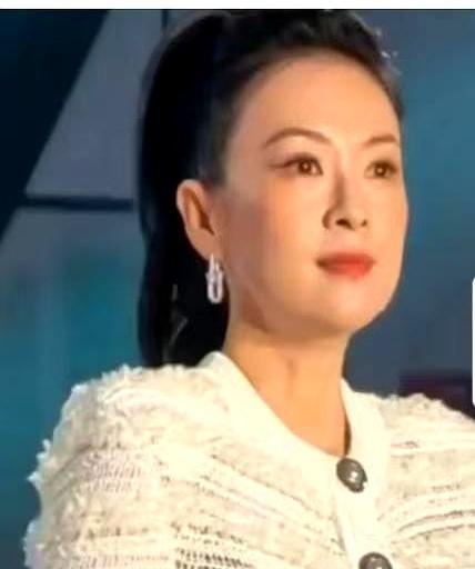 别再盯着章子怡的脸了。
那不是所谓的“馒化”，而是钱和地心引力的一场惨烈败仗。