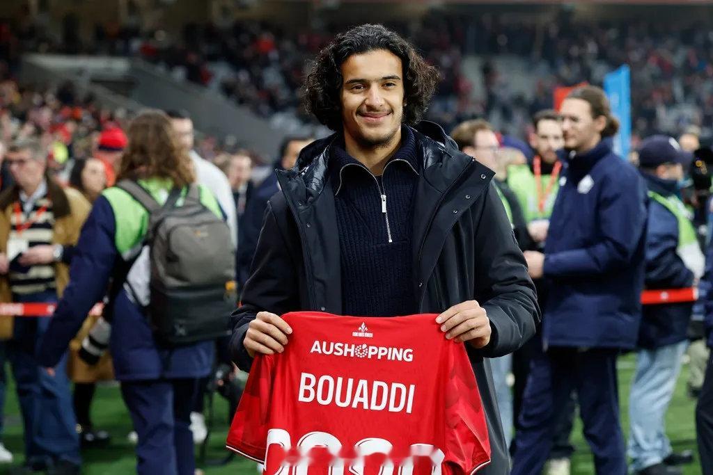 镜报消息，阿森纳已经和里尔就阿尤布-布阿迪的转会展开了初始谈判，报道称枪手希望在