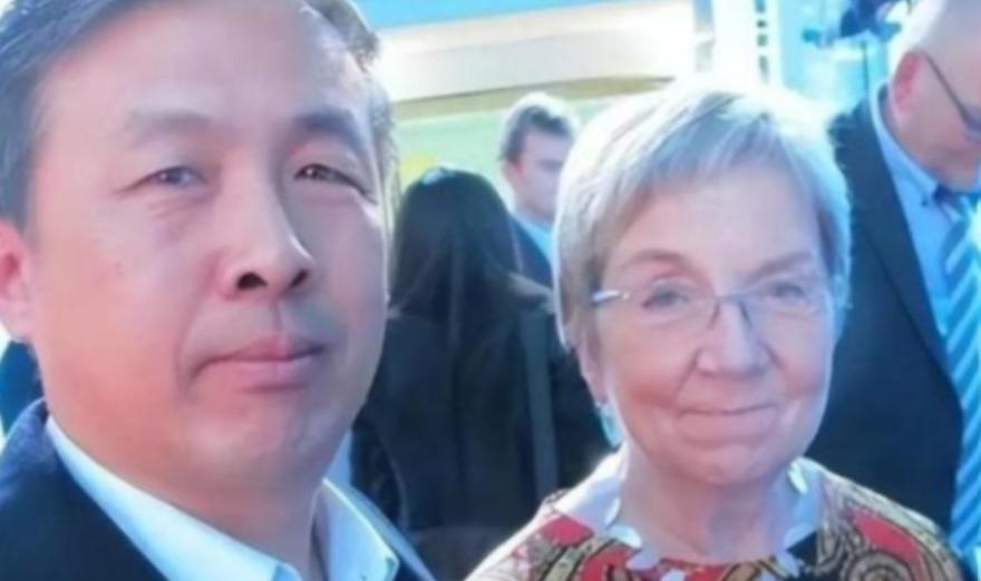 “晚一秒就万劫不复！中国该立刻向美国低头，交出发展权才能保命！”如今众多人再回头