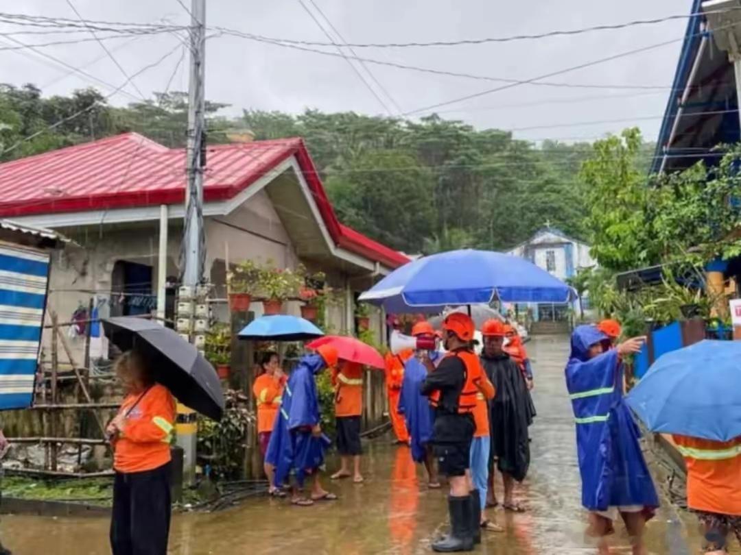 台风“西望洋”已致菲律宾12人死亡，受灾人数超过45万。 