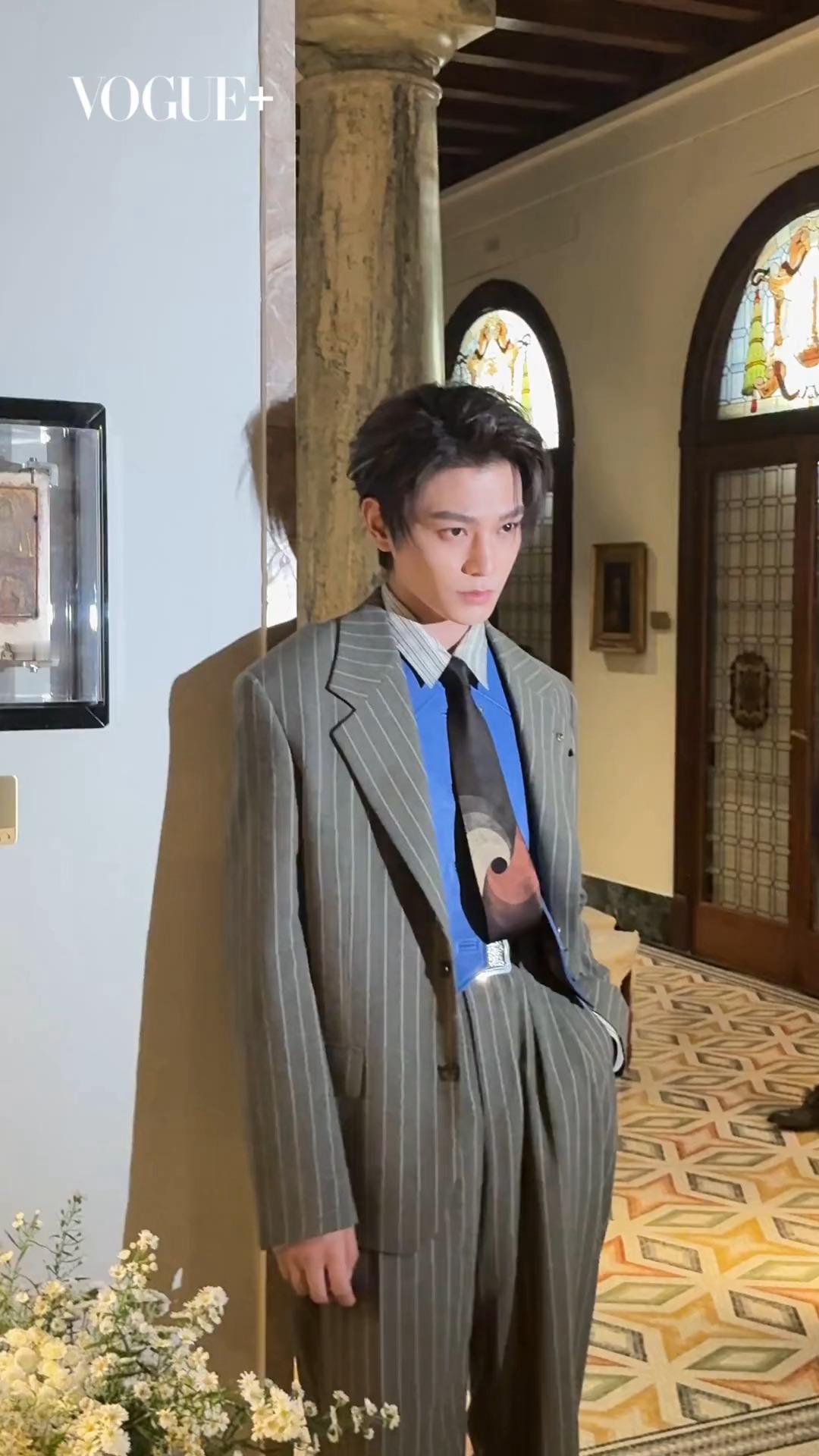丁禹兮这次米兰时装周造型真的帅出圈！真好看，行走的衣架子名副其实！这个大帅哥脸好