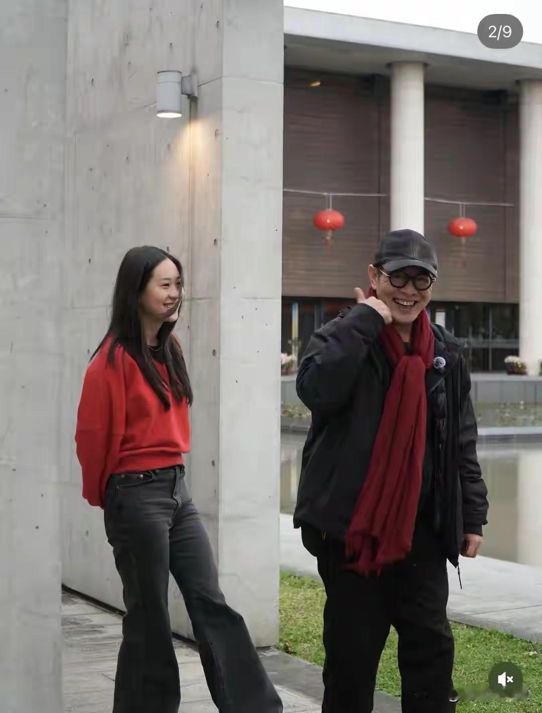 62岁李连杰带着小女儿台湾行，跟个老顽童似的，父女俩形影不离，感情好得让人羡慕！