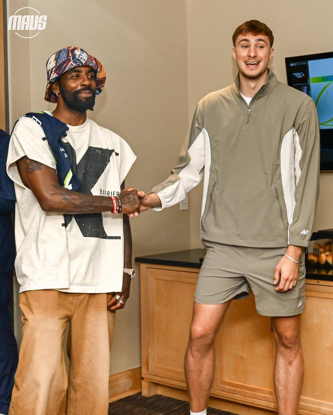 名记Marc Stein报道，独行侠队愿意讨论交易除库珀-弗拉格和凯里-欧文外的