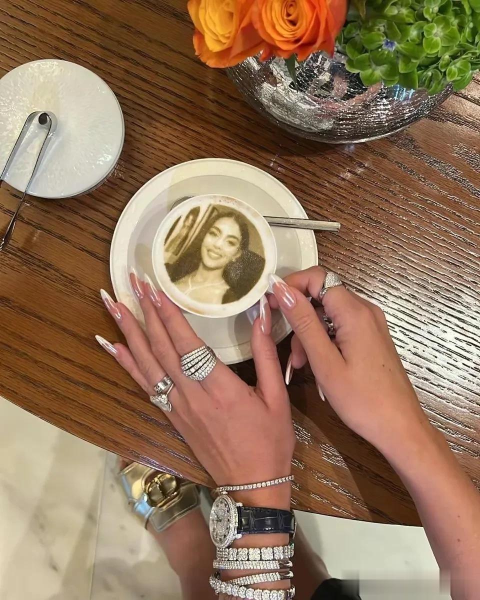 啥时候都不忘秀她那身材和炫富，就不能像梅西老婆那样，自然大方依然闪耀？[灵光一闪