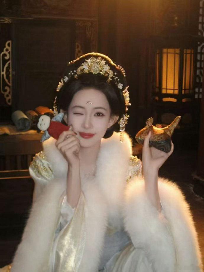 一手摘星一手捶地主演孟子义孟姐这红衣造型，简直是霸气侧漏，我心中的大女主就是这范