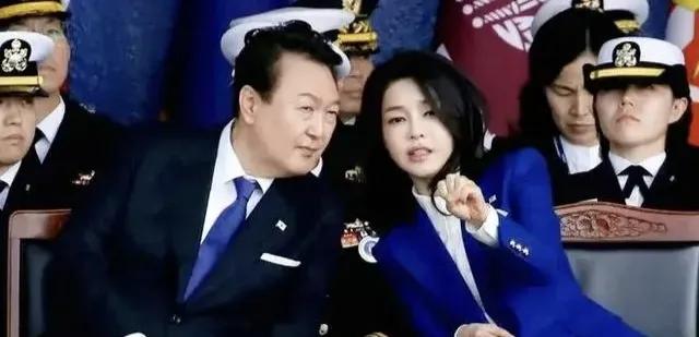 尹锡悦还没彻底趴下 ，他还有一线希望重返青瓦台。

一线希望就在宪法法院，按照规