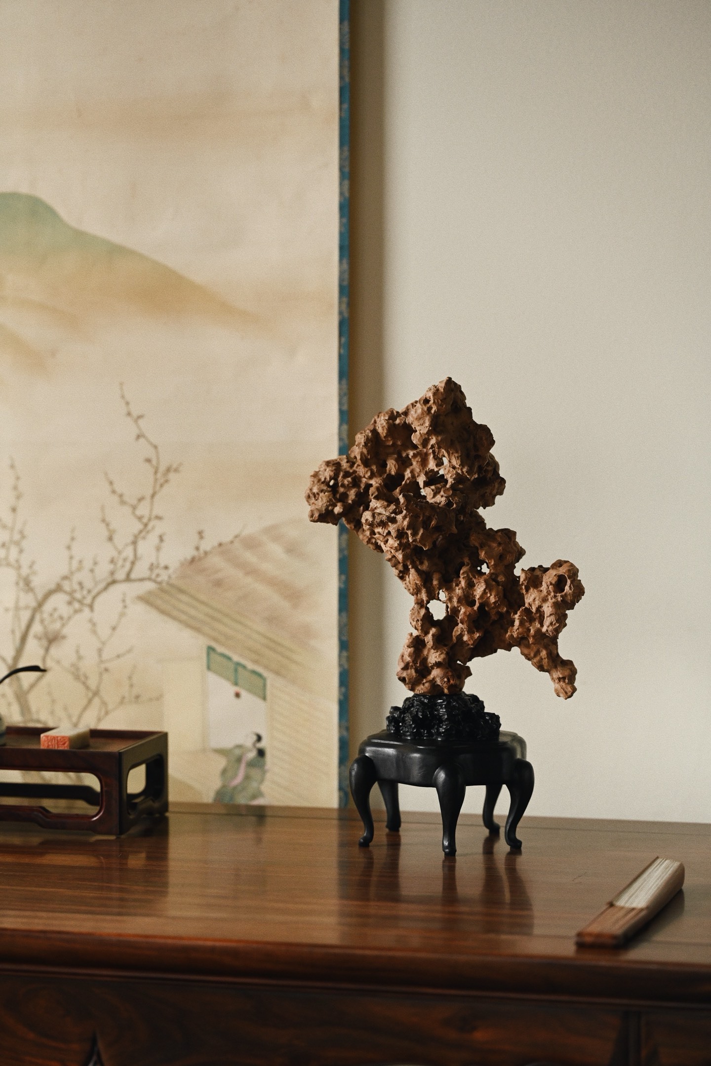 老山檀 | 太湖石 摆件以木为纸，以刀代笔，将太湖石的空灵之美凝于木上。观其形，