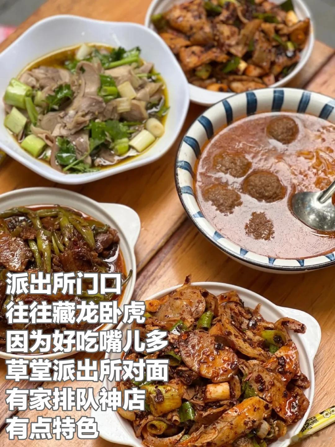 成都美食推荐·鸡嘎嘎典型的路边小店，店内面积很小，号称青羊宫鸡界一霸，到了饭点就