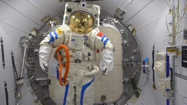 中国退役的B号舱外航天服作为神舟二十号飞船返回舱的货物之一被带回地球，该飞船于周