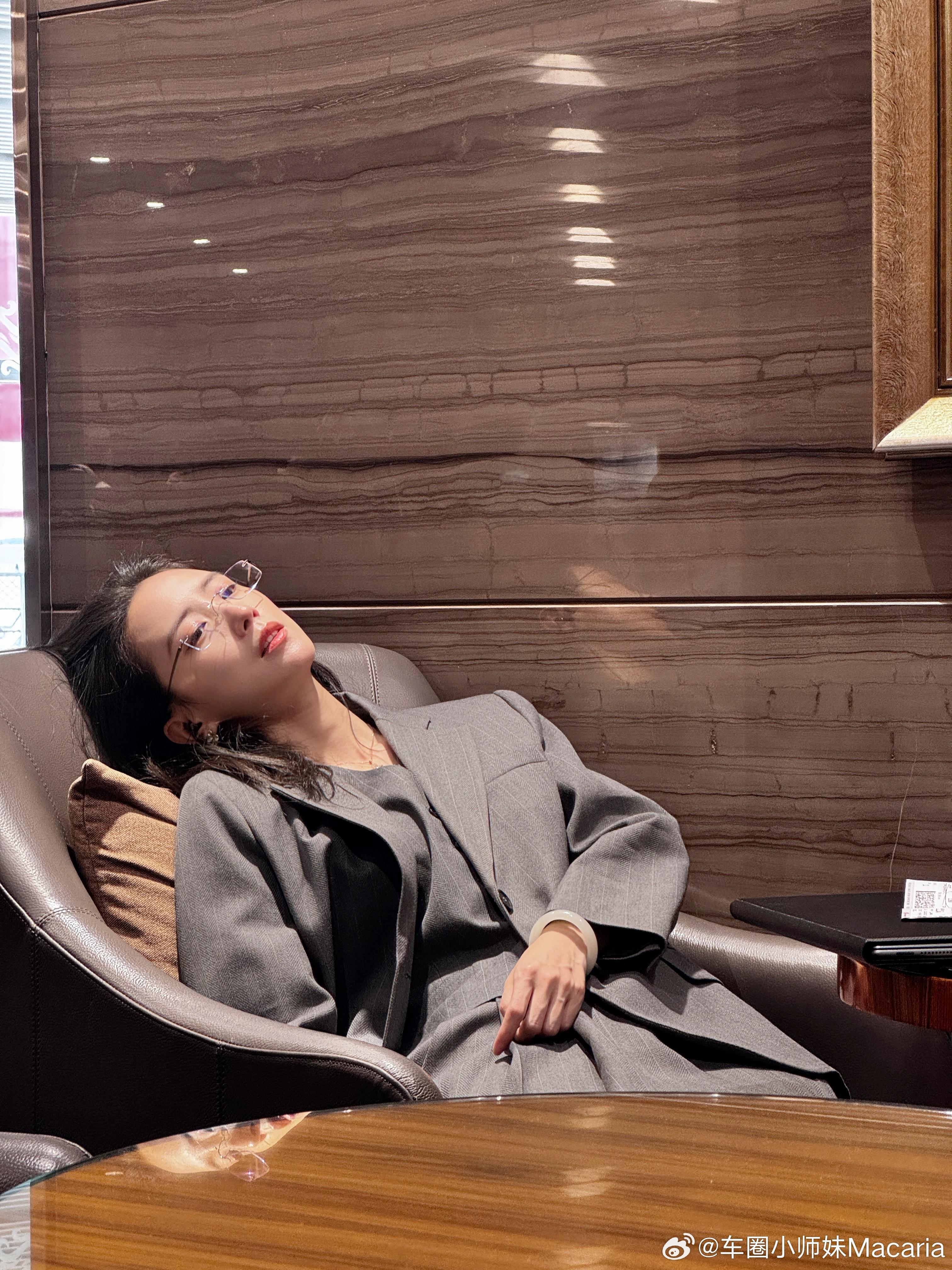 机场泡了桶泡面，然后睡着了（照片来自摄像） 