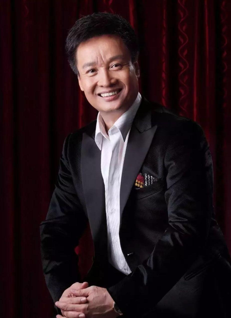 歌唱家阎维文被问道：“你与你的亲家外交部长是如何相处的？聊艺术还是聊军事呢？”阎