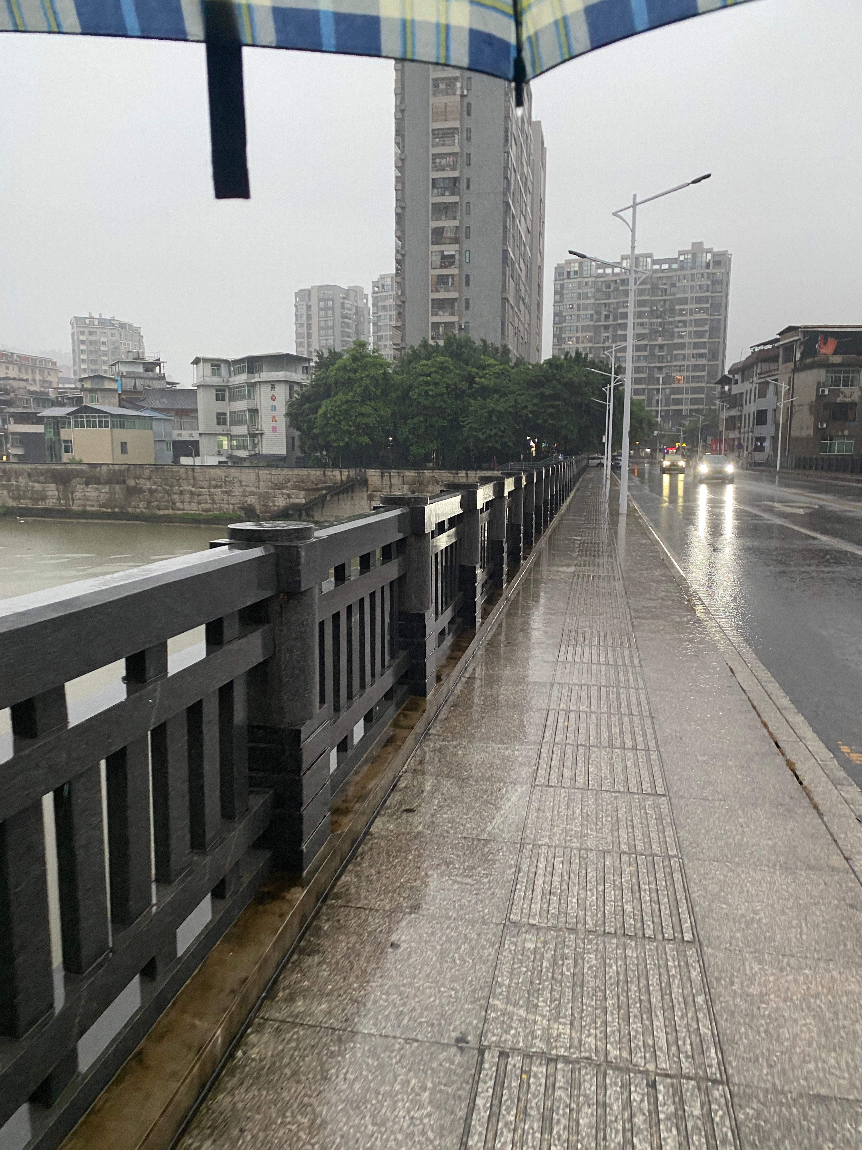 到底多好吃的东西下这么大雨都得去。不理解当时的自己... 