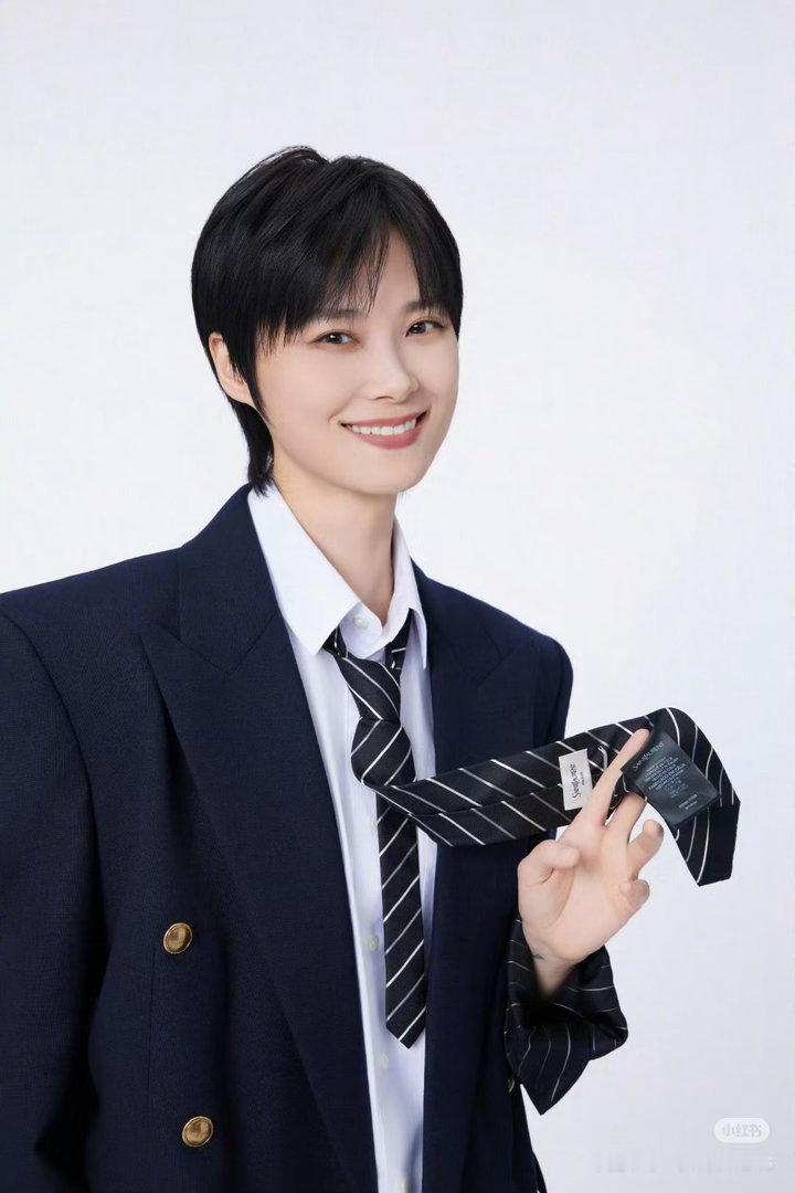 李宇春演唱会背景是张子枫的画 李宇春在演唱会上首唱电影主题曲《Hey你没错》，直