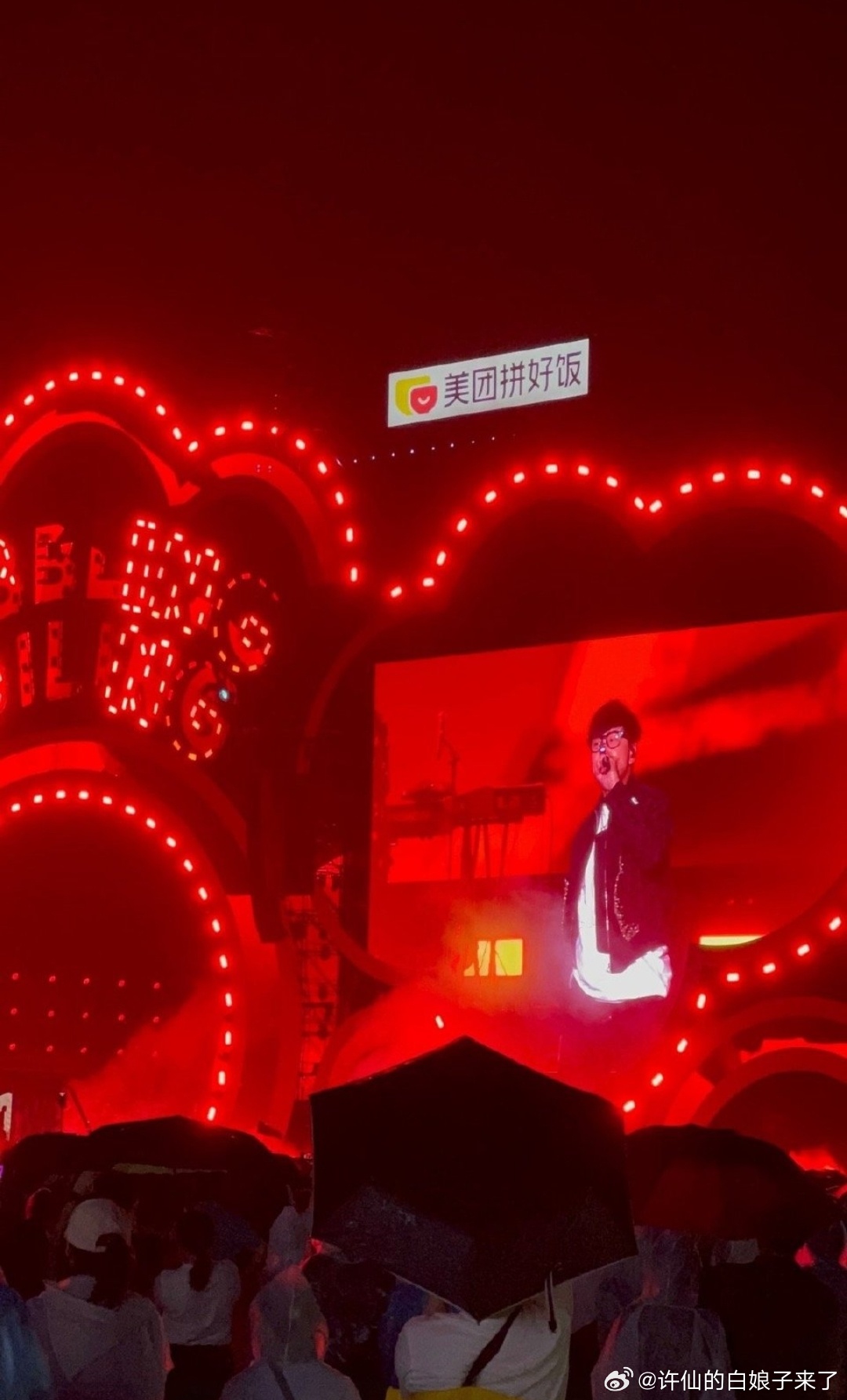 林俊杰雨中高音6连唱 美团拼好饭解锁音乐节新体验，以前参加音乐节，常是啃干粮、喝