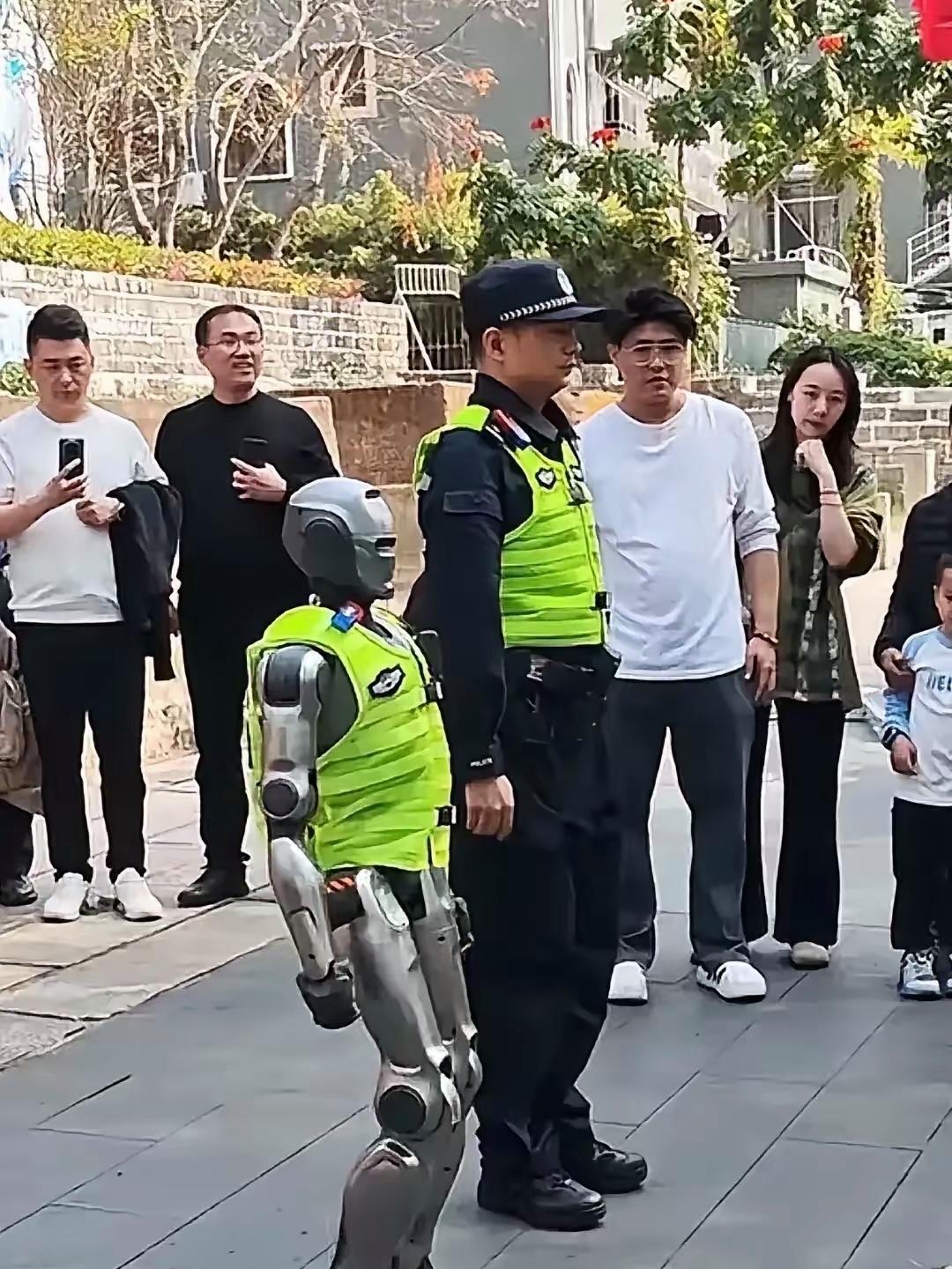 深圳现身机器人警察 ，这估计就是“机械战警”吧？
好，这样的机器人警察会严格遵守