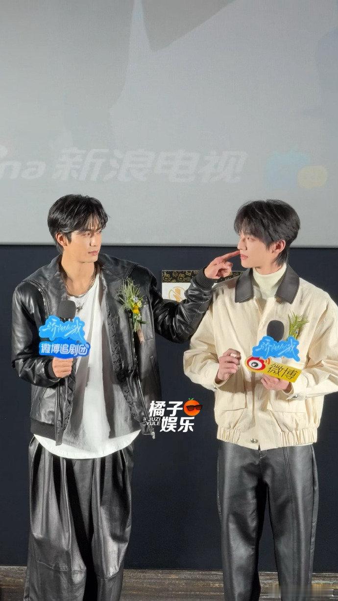 宋威龙赖伟明撒娇三连拍宋威龙赖伟明撒娇三连拍！这波狗粮我先干为敬宋威龙赖伟明捏脸