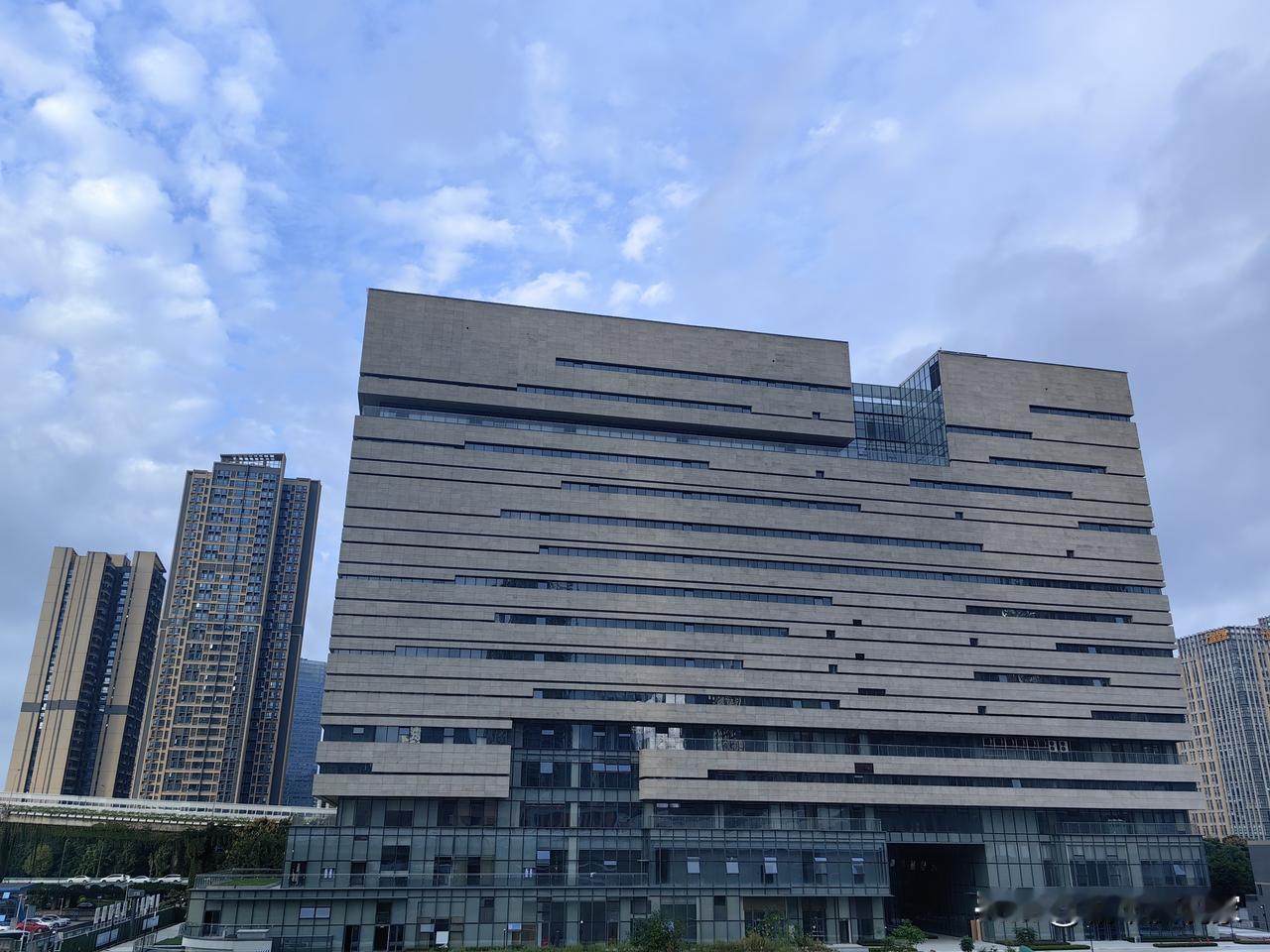 原来是档案馆，每当走二环时就会看到华润二十四城附近的这座建筑，之前有人说是公交站