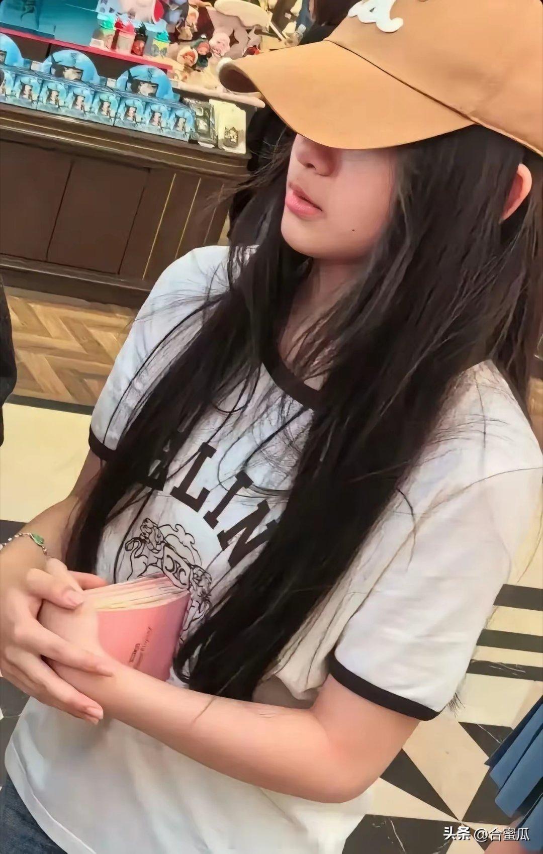 大S女儿开通ins账号，小玥儿一共关注19人，注册后的第一时间关注了徐家上上下下