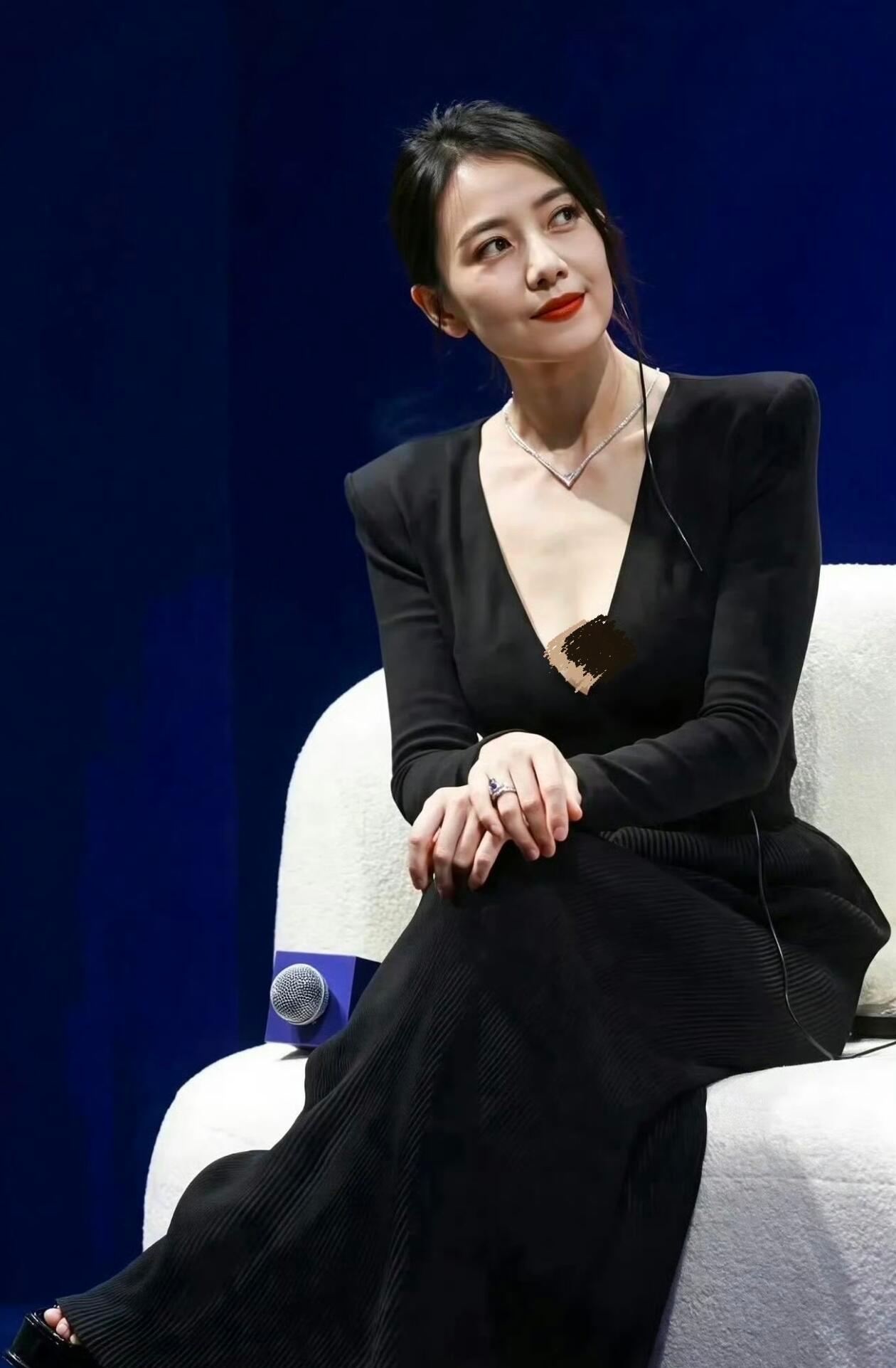 高圆圆素颜和朋友相聚，笑起来感觉就不一样 