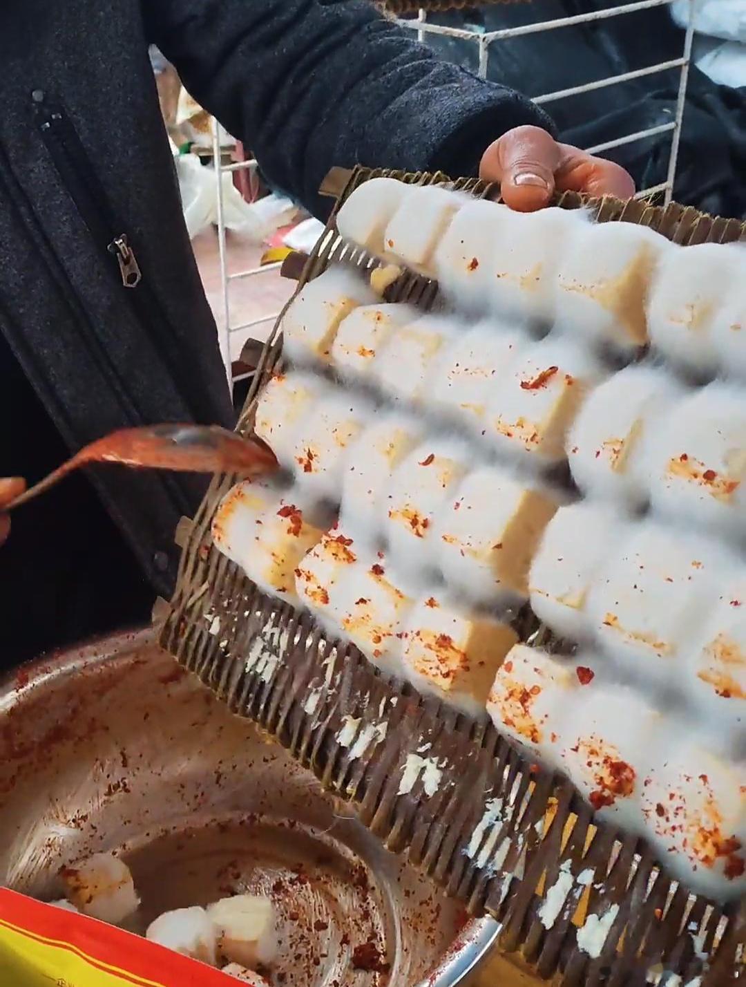 终于看到霉豆腐的前半生了霉豆腐的成品拌面条白粥都可以接受，但是看到制作过程不太能