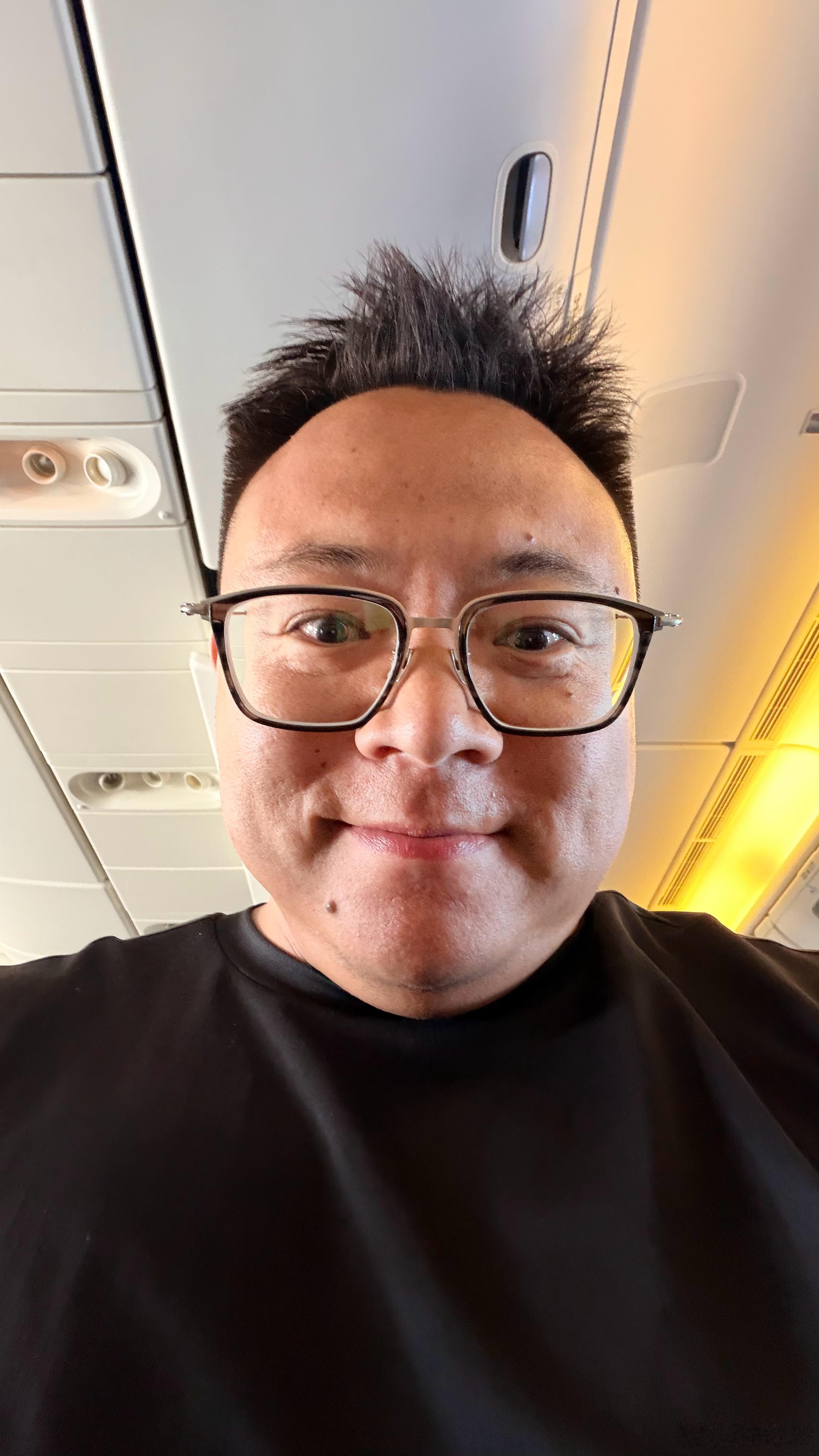 经济舱扛了 12 小时，元气满满！落地！！！世界杯，我来了！！！！我爱国足，我爱