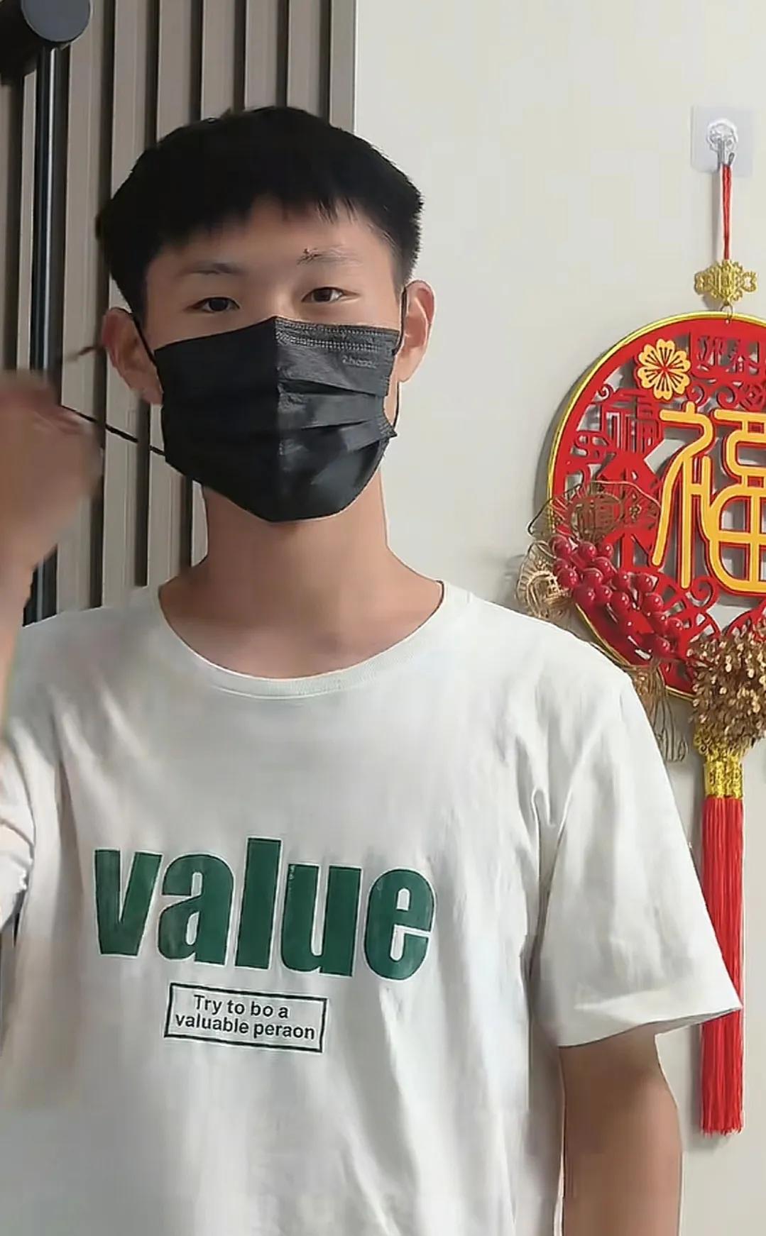 “梅姨案”受害者申军良的儿子申聪，不仅公开露脸了，还官宣对象了！

回归原生家庭