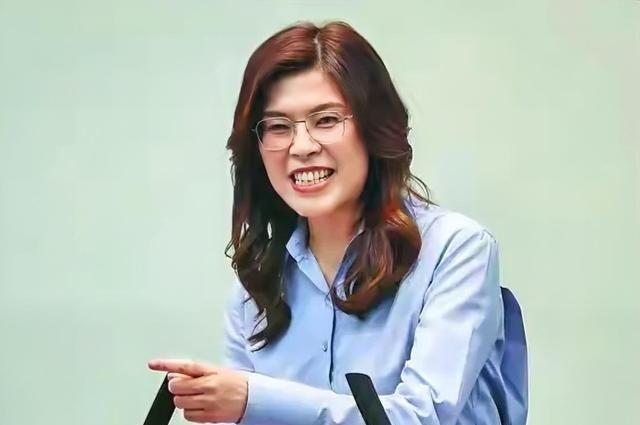 郑丽文6月21日出席新竹市一场典礼时再发谬论，“台湾不再是像过去的小媳妇，台湾也