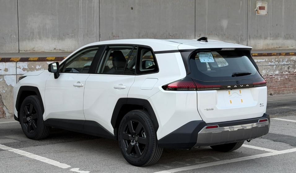 这款丰田RAV4荣放整个设计是比较硬朗的风格，看着挺爷们的，前脸大嘴粗，看不太适