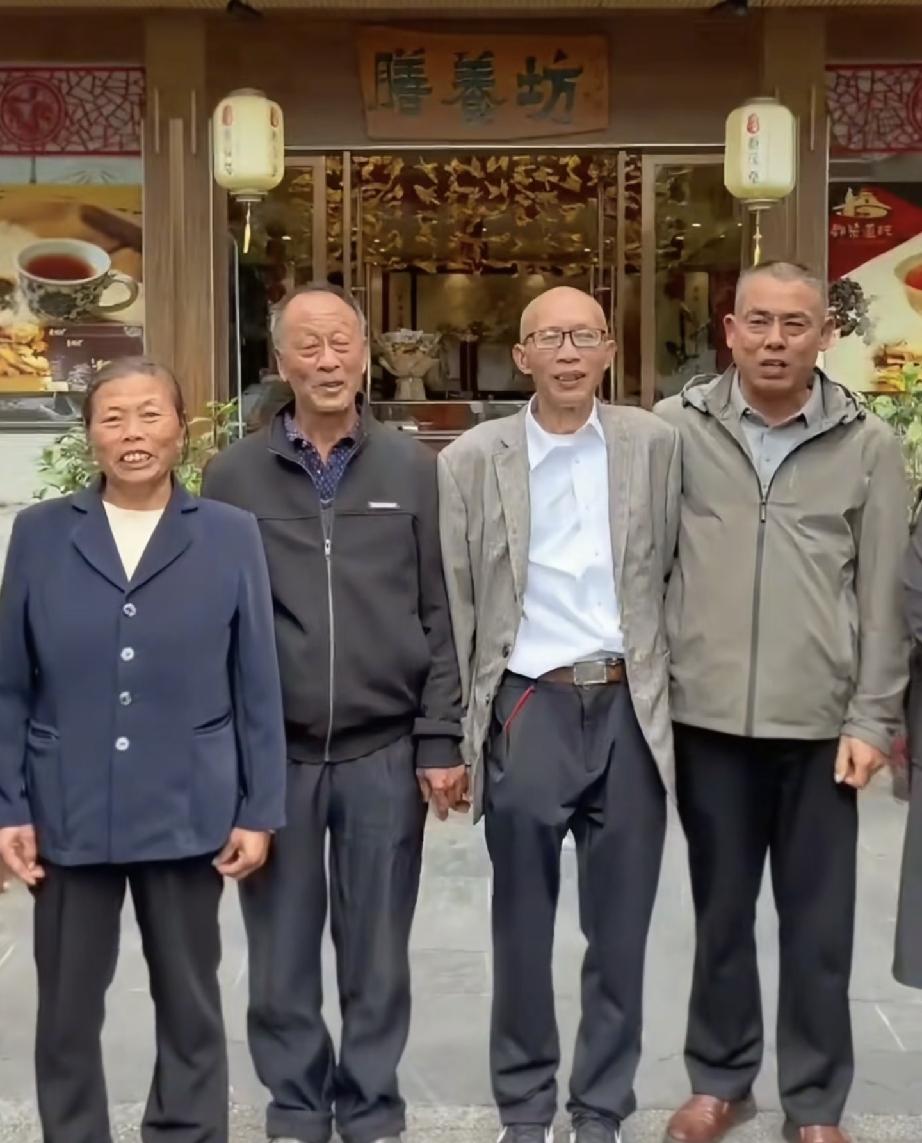 朱博士生日有亲戚去了
吃完饭筹备直播设备朱博士准备直播
今天看到朱博士在他的账号
