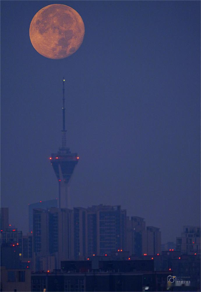 成都的天空有多美，圆月、红日、朝霞……一起来看清晨的成都美景！（图源网络） ​​