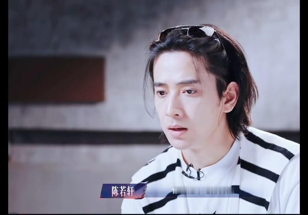 陈若轩跑调但实在美丽披荆斩棘直播 谁懂这个名场面😂歌声虽然严重跑调，但是造型颜
