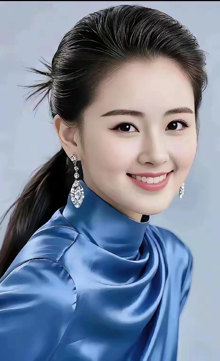 杏眼含情分外娇，
柔姿袅袅体态娆。
芳华正值容颜俏，
灼灼韶华嫣然笑。