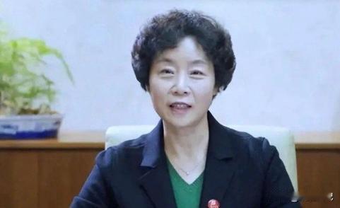 2019年，青海银行行长王丽被手铐铐着，指引办案人员打开了自己豪宅中的一个密室，