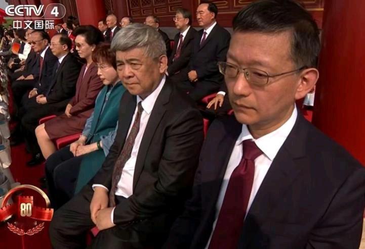国民党前主席洪秀柱9月3日出席中国大陆九三阅兵，现身北京天安门城楼。
现场画面显