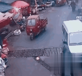 碰瓷也找个小轿车什么的，碰瓷三轮车你能落到什么好呢。