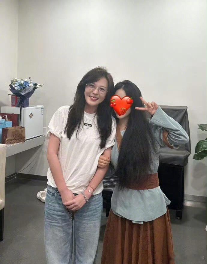 李金铭现身终于看到姐姐啦！！！状态依旧很好！看来之前的担心都是多余的啦～姐姐气血