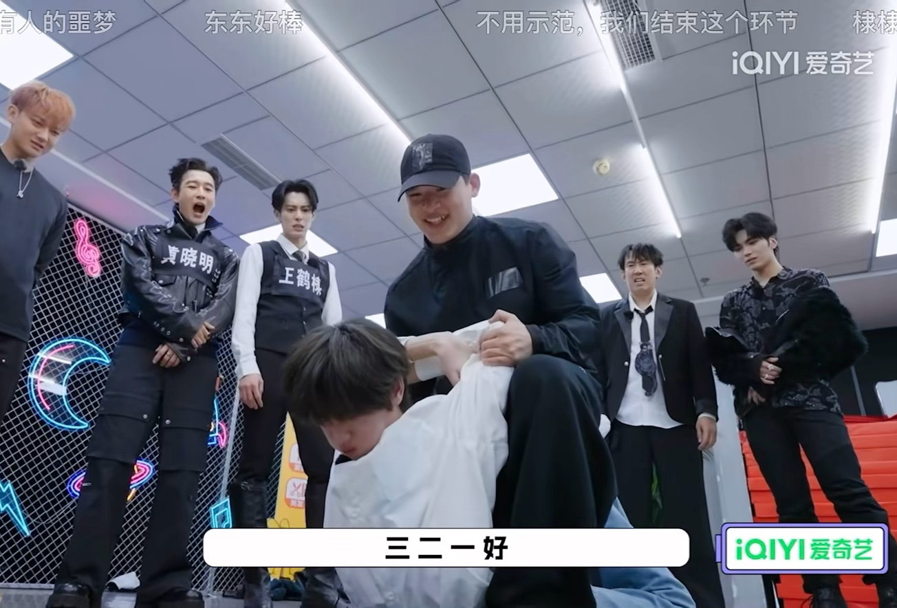 当时看宇宙闪烁请注意这里，李煜东做示范就很难受，看着就疼… 