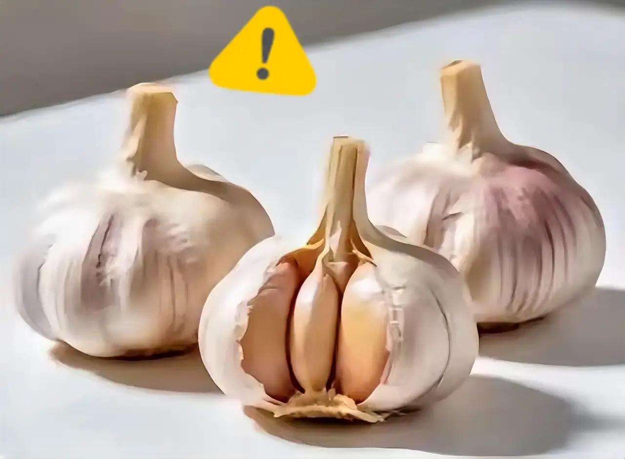 美国怕中国大蒜？这事儿说出来跟讲笑话似的，可加州蒜农握着锄头骂街的时候，眼里的火