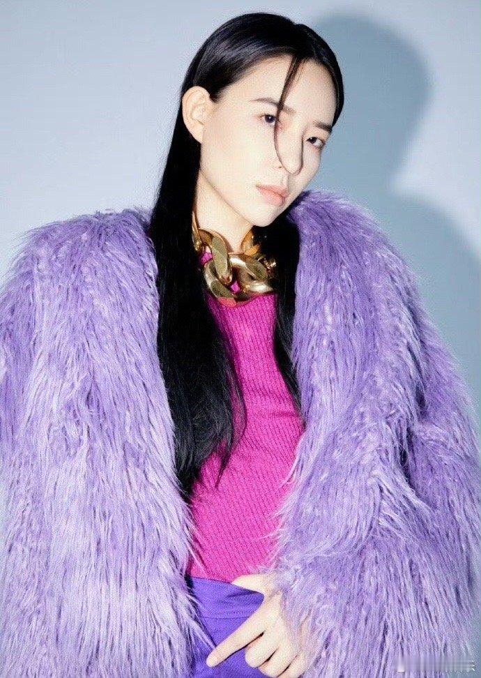 #长发的李斯丹妮#李斯丹妮的时尚表现力是真的很不错，长发的李斯丹妮真的有一种很惊