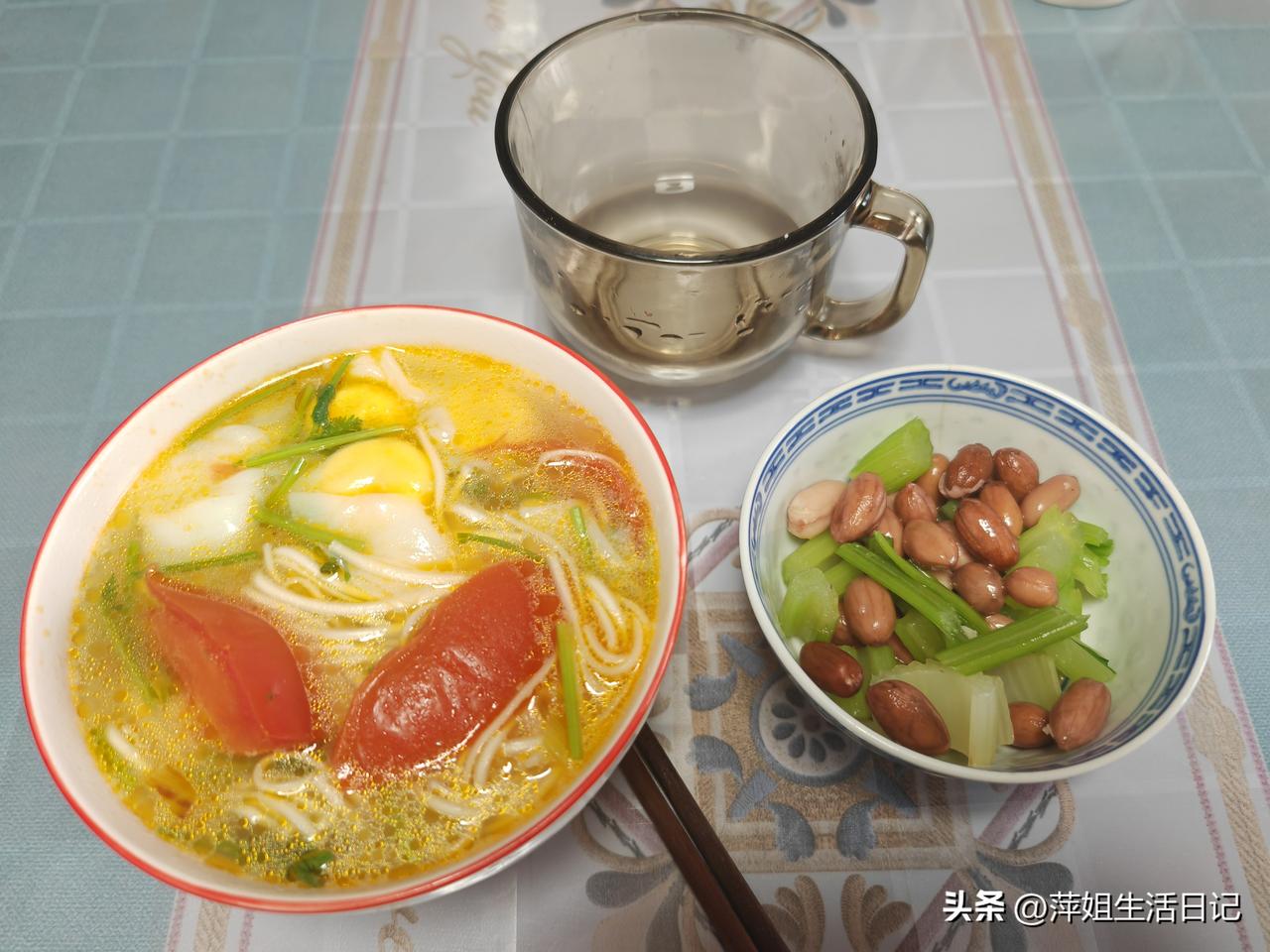 睡得早就醒的早，早晨五点半我和老公都醒了，他说想喝面条，这是最简单的早饭，给他安