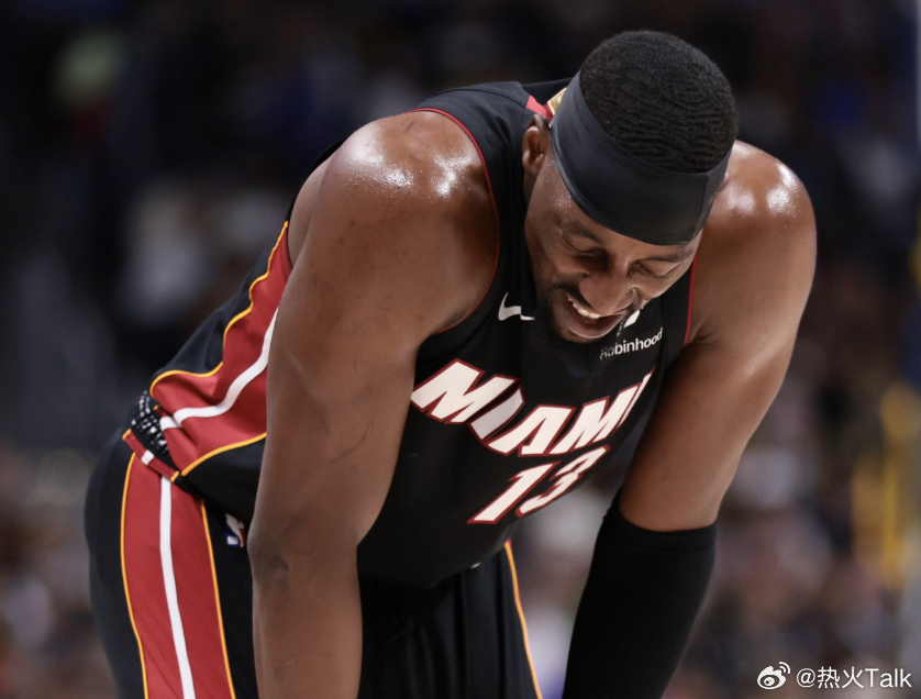 阿德巴约谈及球队再度陷入附加赛席位争夺的沮丧心情：“很让人泄气。我们既能击败东西